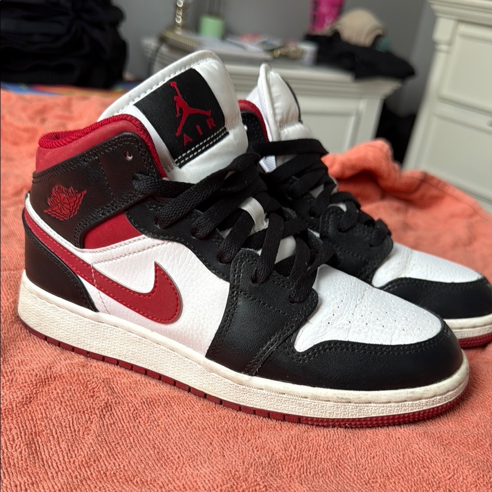 Jordan Black and Red Sneakers Classic Mid-Top Design